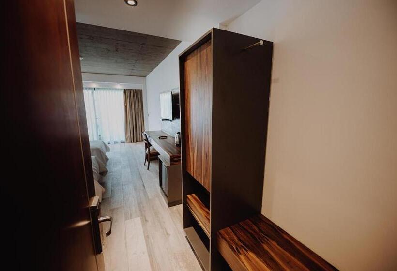 غرفة ديلوكس مزودة بشرفة, La Urumpta Hotel By Aken Mind