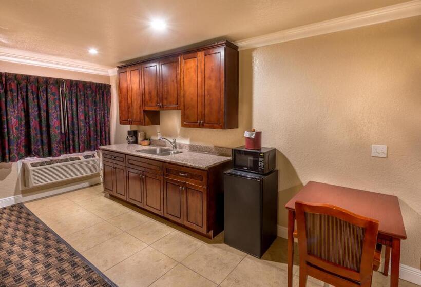 Стандартный Номер Кровать Кинг, Edge Water Inn