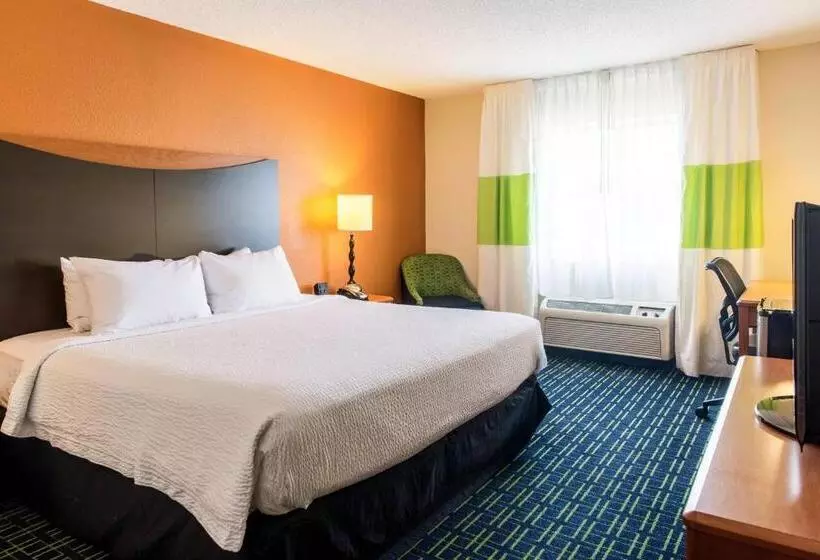 キングサイズベッドのスタンダードルーム, Fairfield Inn & Suites Canton
