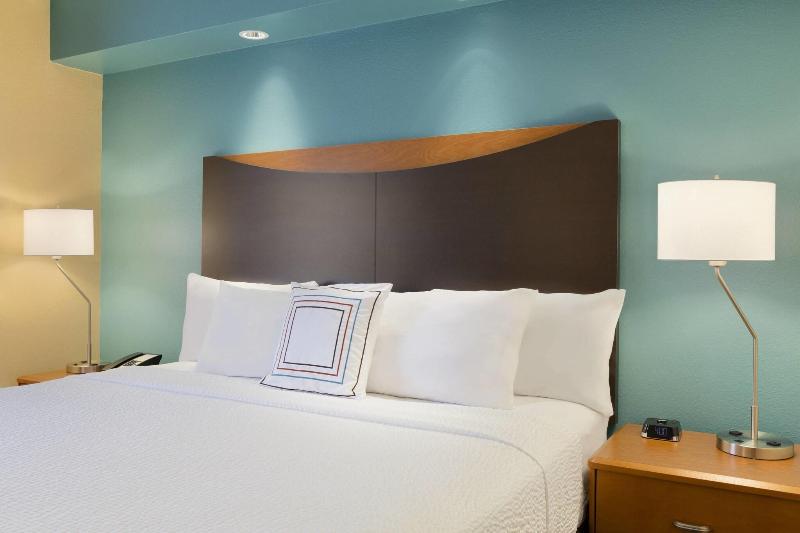 带大床的标准间, Fairfield Inn & Suites Fort Worth University Drive