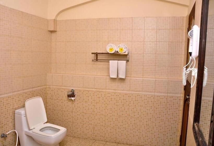 标准三人间, Forodhani Park