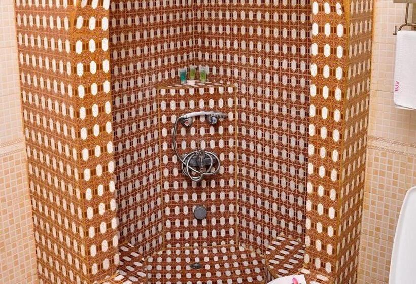 标准三人间, Forodhani Park