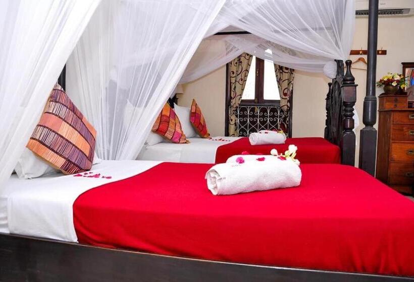 标准三人间, Forodhani Park