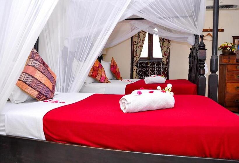 带阳台的三人标准间, Forodhani Park