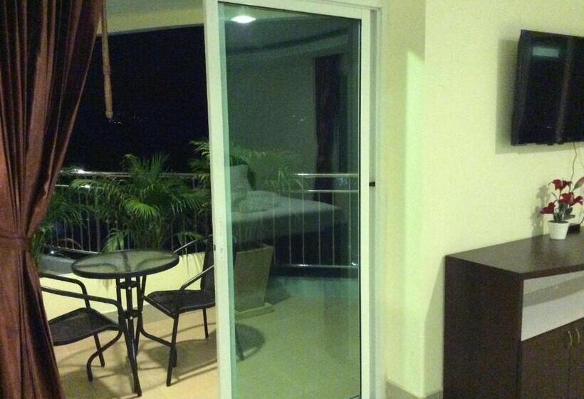 带泳池观景的豪华房, Smile Residence