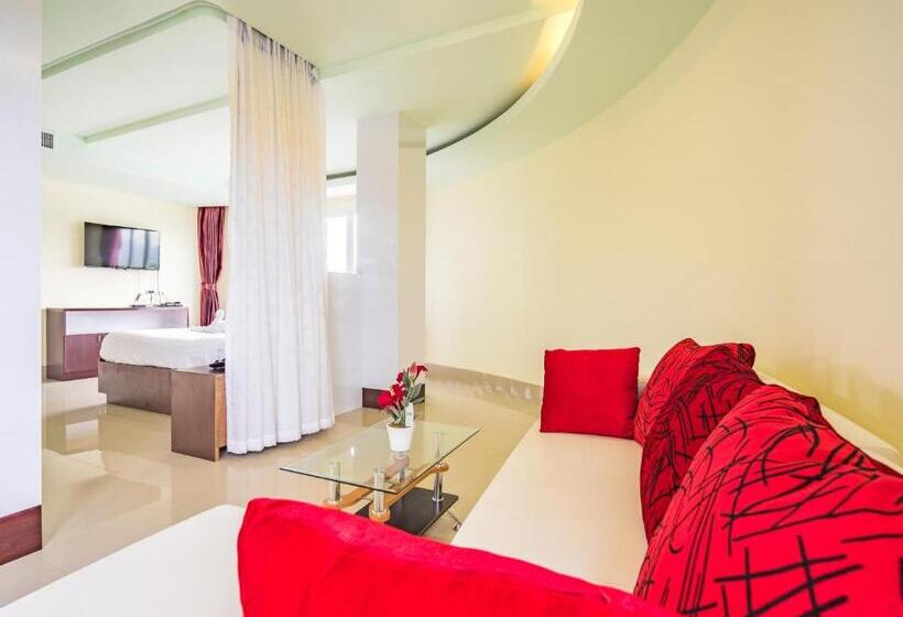 带泳池观景的豪华房, Smile Residence