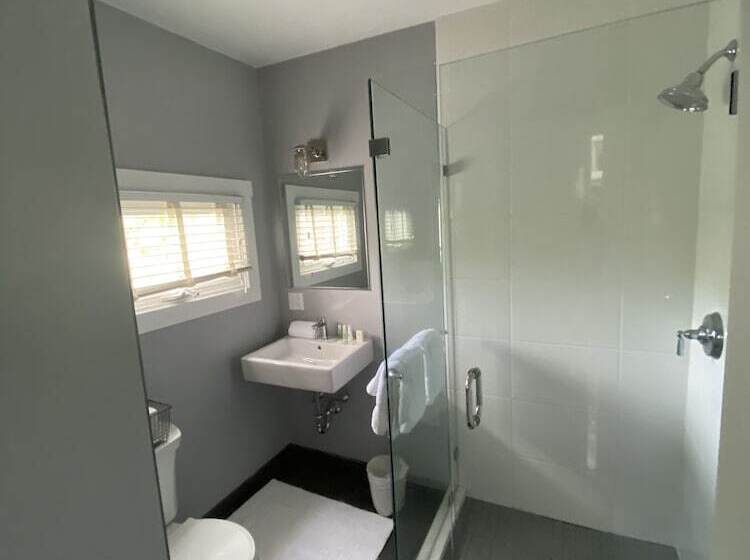 غرفة ديلوكس, Crocker Inn