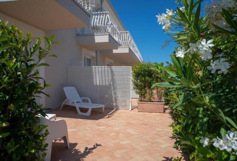 Люкс Вид на Бассейн, Il Borghetto Creative Resort