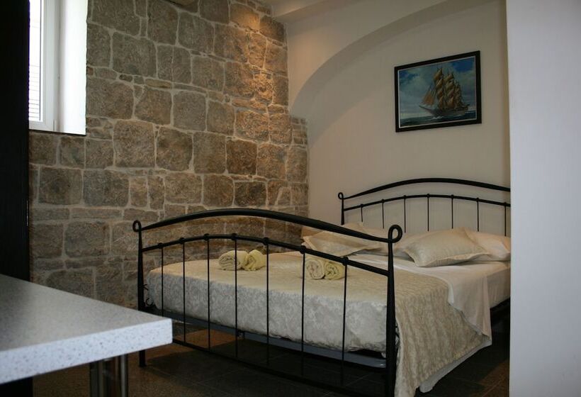 Номер Комфорт, Rooms And Apartments Emily