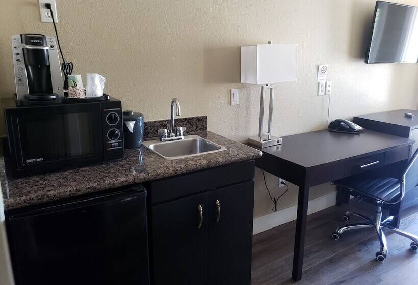 סוויטה עם ג'קוזי, Fairview Inn & Suites