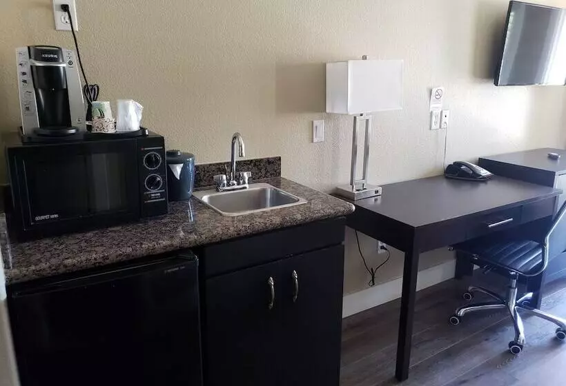 سوئیت با وان آب گرم, Fairview Inn & Suites