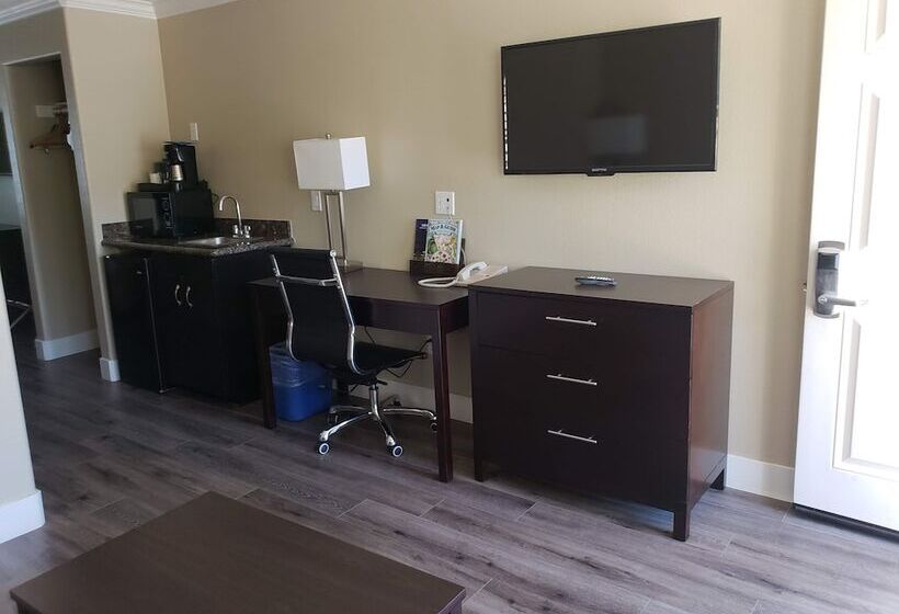 סוויטה עם ג'קוזי, Fairview Inn & Suites