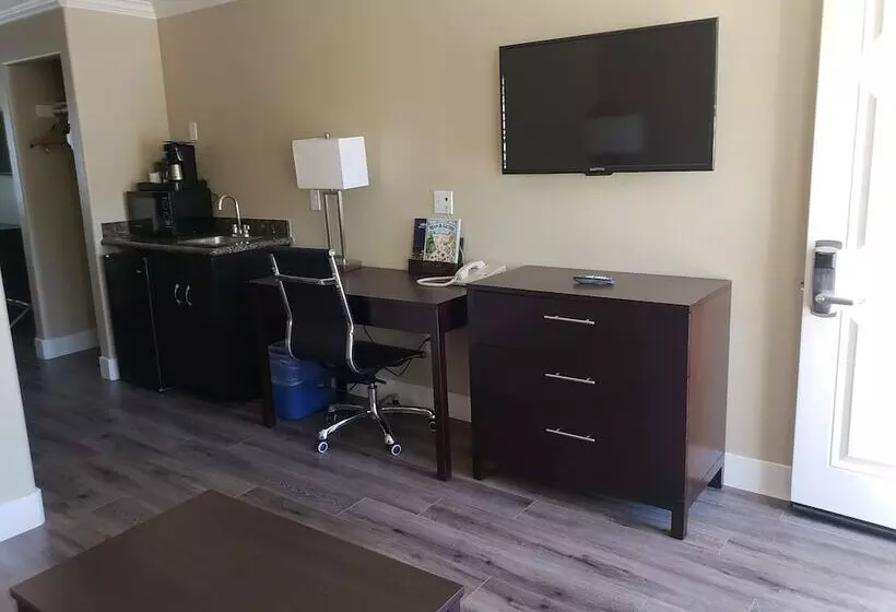 سوئیت با وان آب گرم, Fairview Inn & Suites