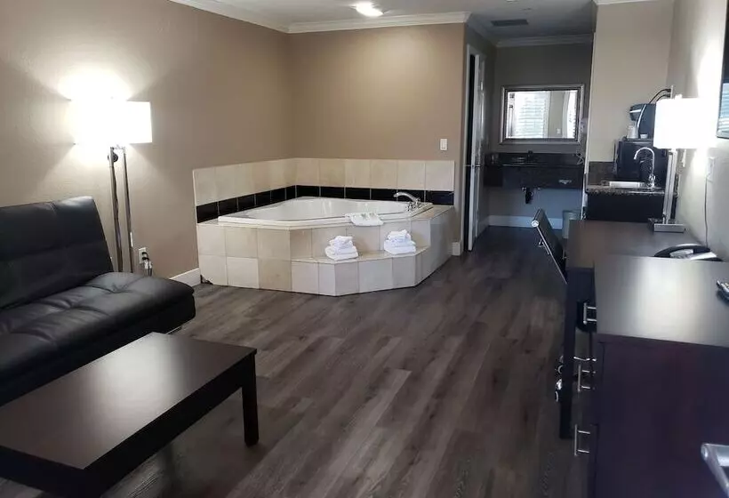 سوئیت با وان آب گرم, Fairview Inn & Suites