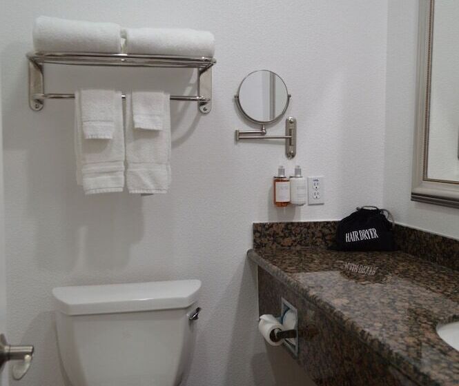 סוויטה עם ג'קוזי, Fairview Inn & Suites