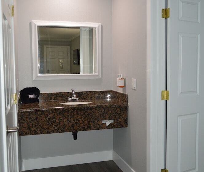 סוויטה עם ג'קוזי, Fairview Inn & Suites