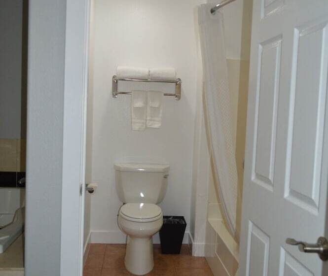 סוויטה עם ג'קוזי, Fairview Inn & Suites