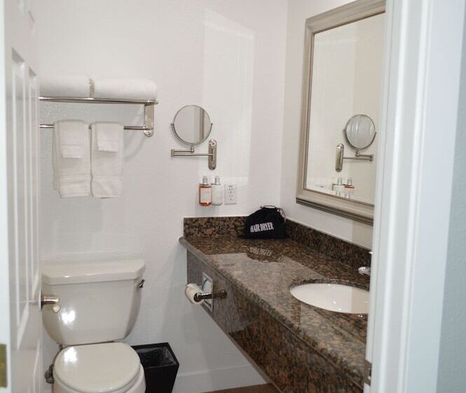 Люкс с гидромассажем, Fairview Inn & Suites