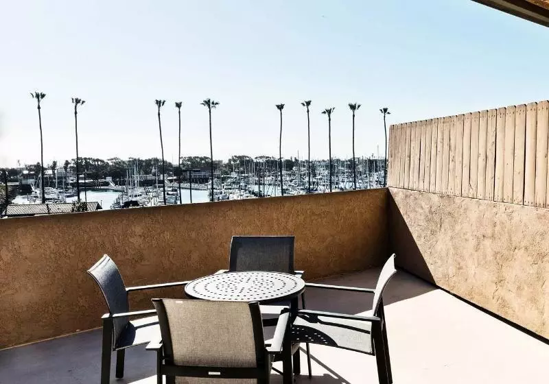 سوئیت با تخت بزرگ, Four Points By Sheraton Ventura Harbor Resort