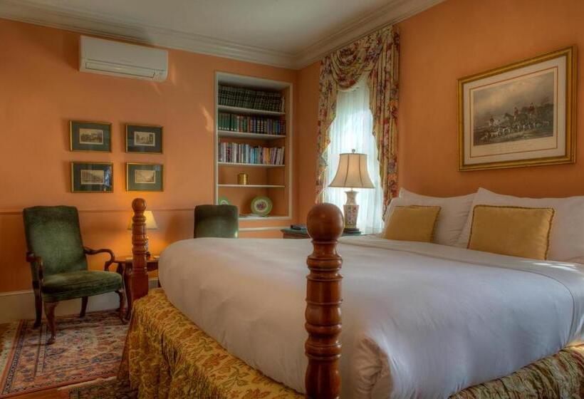 Deluxe Room King Size Bed