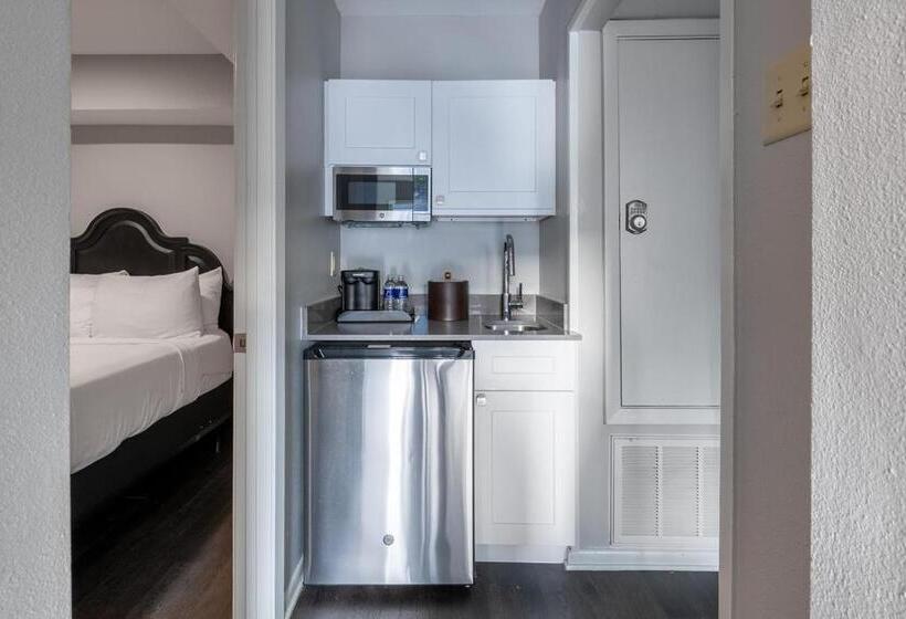 מיטת קינג בסוויטה, French Quarter Suites