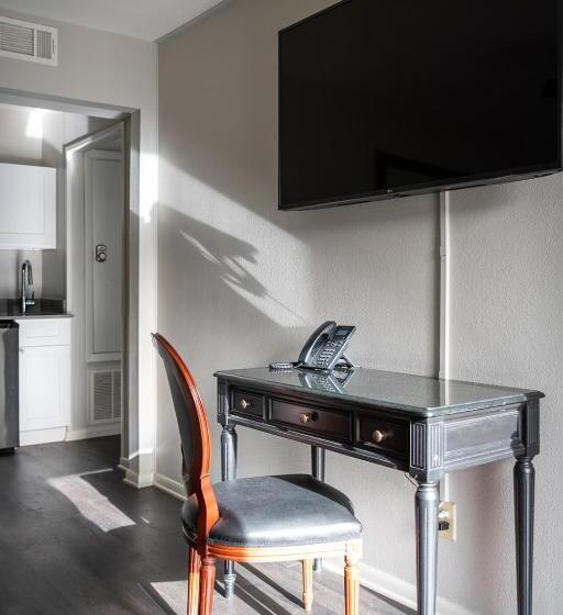 מיטת קינג בסוויטה, French Quarter Suites