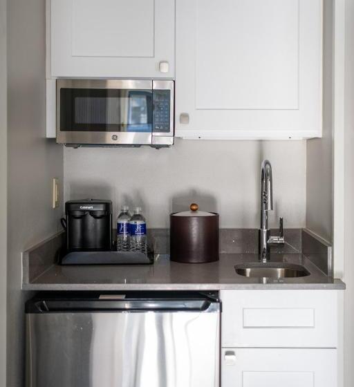 מיטת קינג בסוויטה, French Quarter Suites