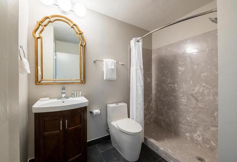 מיטת קינג בסוויטה, French Quarter Suites