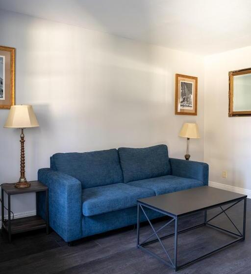 מיטת קינג בסוויטה, French Quarter Suites