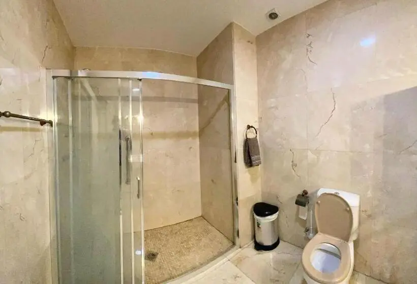 ルームシェアのワンベッド, Hostel Penedes