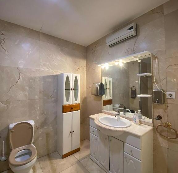 ルームシェアのワンベッド, Hostel Penedes