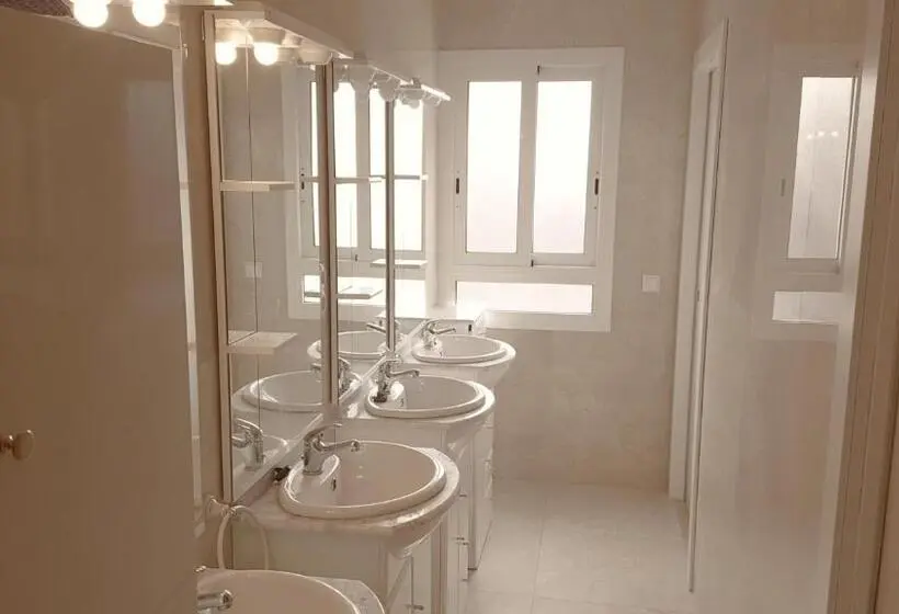 ルームシェアのワンベッド, Hostel Penedes