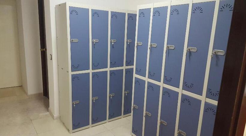 ルームシェアのワンベッド, Hostel Penedes