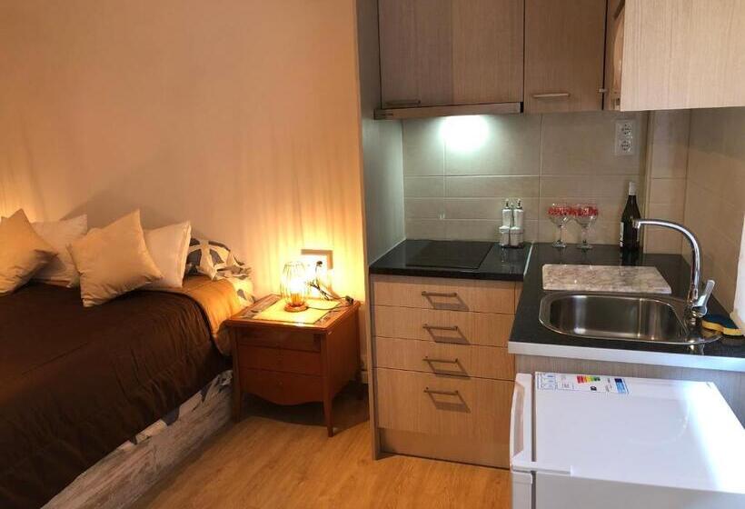 スタンダードスタジオ, Hostel Penedes