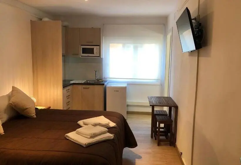 スタンダードスタジオ, Hostel Penedes