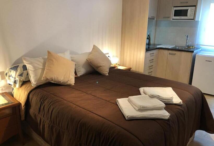 スタンダードスタジオ, Hostel Penedes