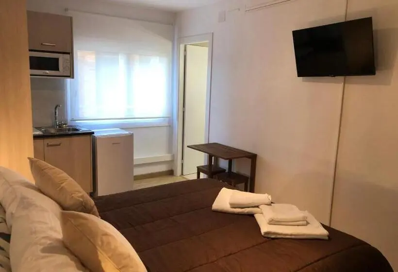 スタンダードスタジオ, Hostel Penedes