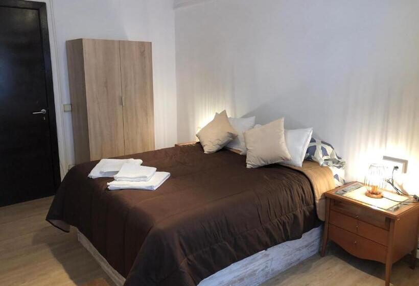 スタンダードスタジオ, Hostel Penedes