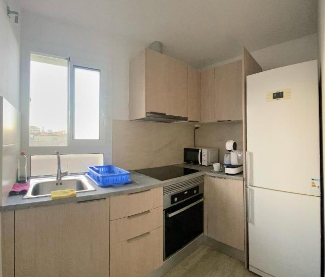 スタンダードスタジオ, Hostel Penedes