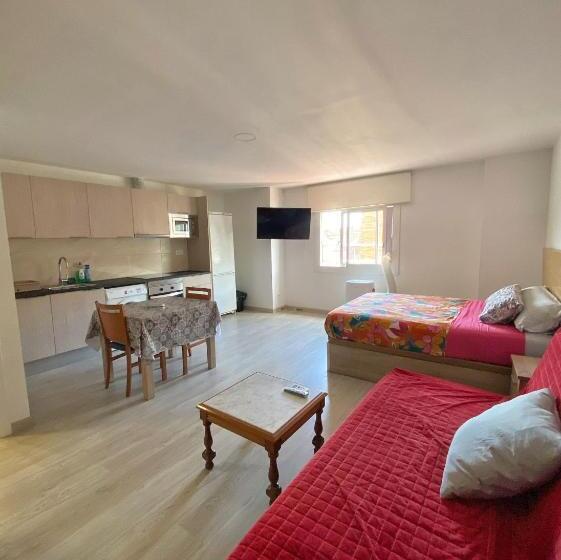 デラックススタジオ, Hostel Penedes