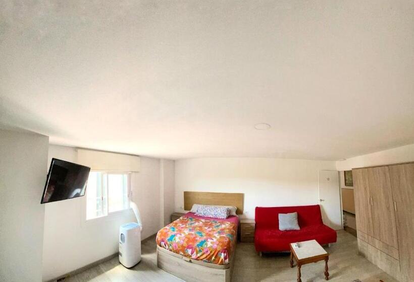 デラックススタジオ, Hostel Penedes