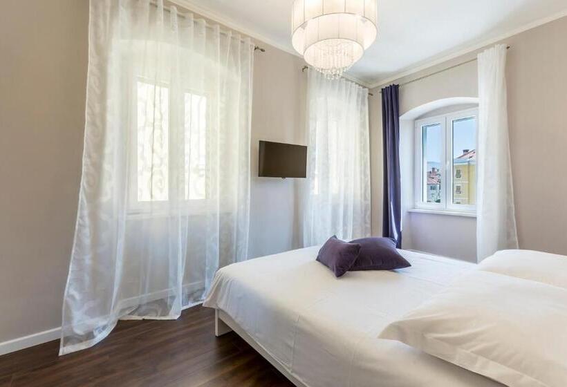 Deluxe Room, Theatre Of Dreams Rooms