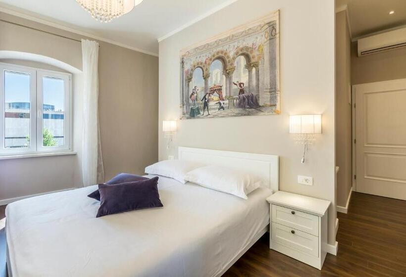 Deluxe Room, Theatre Of Dreams Rooms