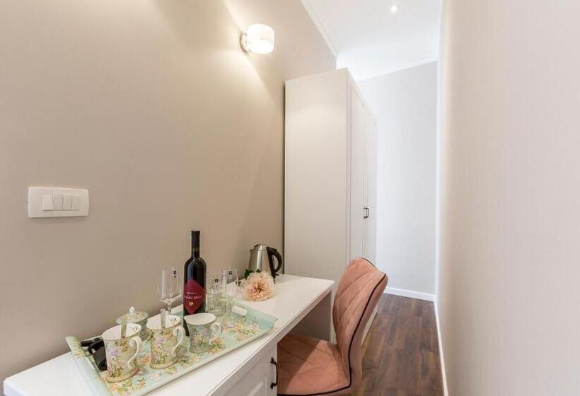 Deluxe Room, Theatre Of Dreams Rooms