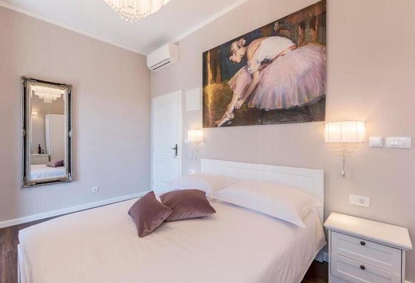 Deluxe Room with Balcony, Theatre Of Dreams Rooms