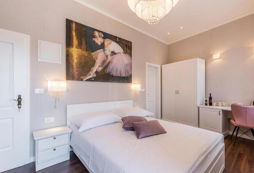 Deluxe Room with Balcony, Theatre Of Dreams Rooms