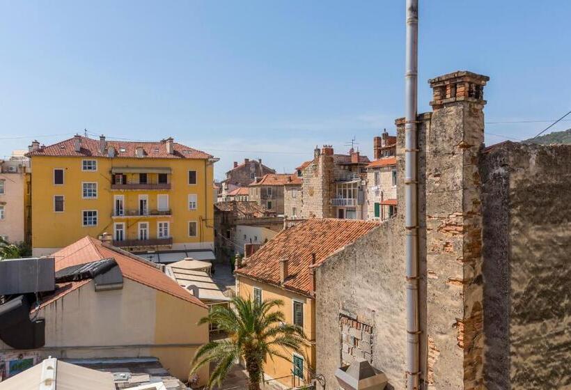 Deluxe Room with Balcony, Theatre Of Dreams Rooms