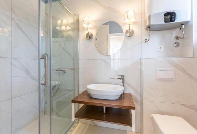 Deluxe Room with Balcony, Theatre Of Dreams Rooms