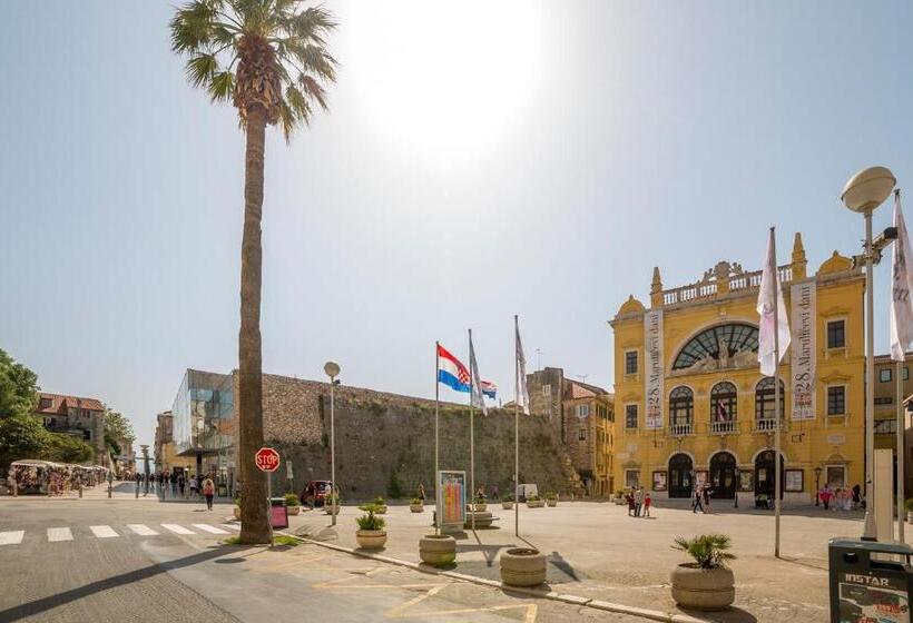 Deluxe Room, Theatre Of Dreams Rooms