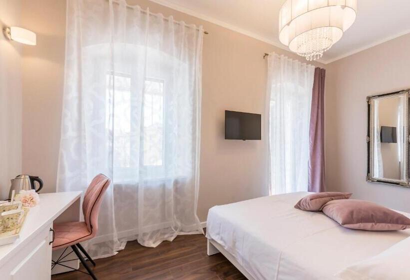 Deluxe Room with Balcony, Theatre Of Dreams Rooms